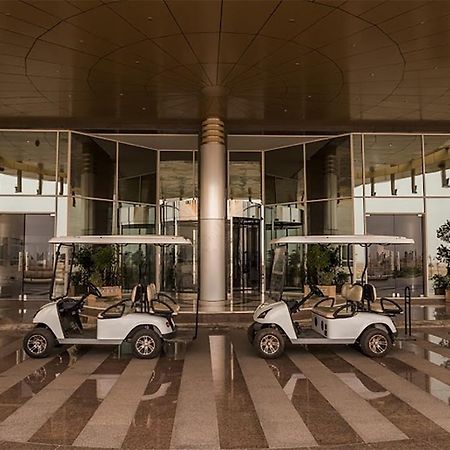 Millennium Hail Hotel Buitenkant foto Golf carts at the entrance of the hotel