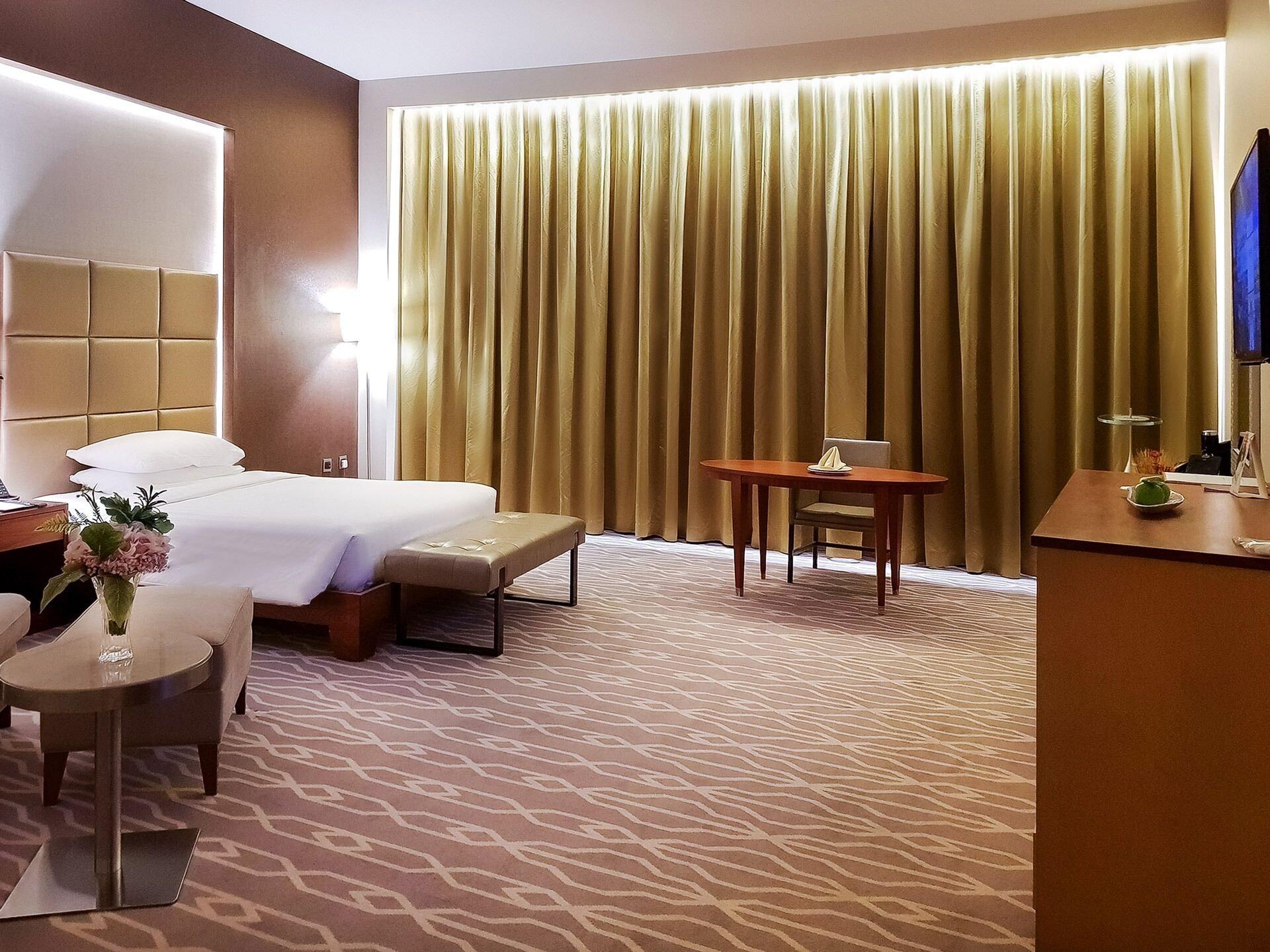 Millennium Hail Hotel Buitenkant foto A room at the hotel