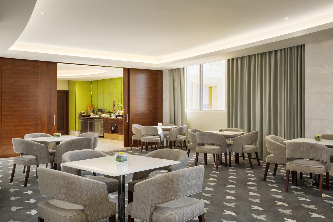 Millennium Hail Hotel Buitenkant foto The Club at London Heathrow Airport