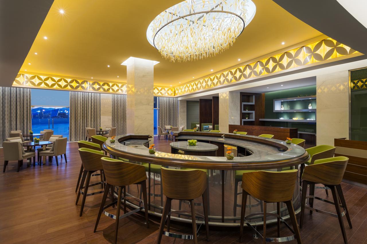 Millennium Hail Hotel Buitenkant foto The bar at the lounge