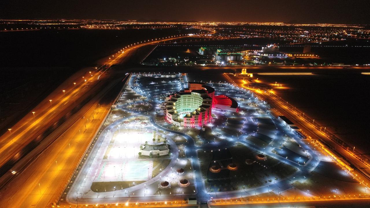 Millennium Hail Hotel Buitenkant foto The airport at night