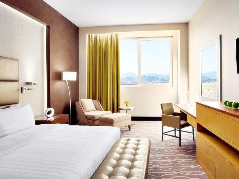Millennium Hail Hotel Buitenkant foto A guest room at the Conrad Punta del Este