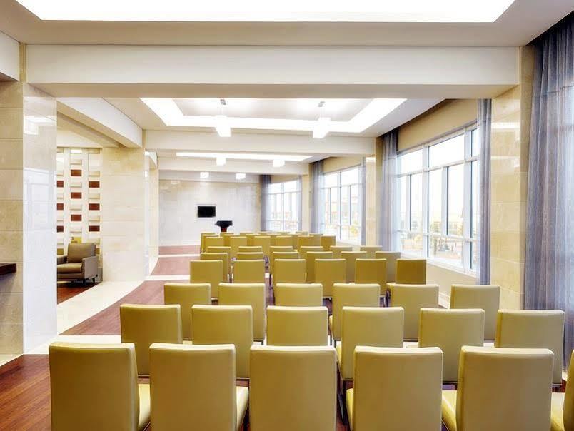 Millennium Hail Hotel Buitenkant foto Meeting room