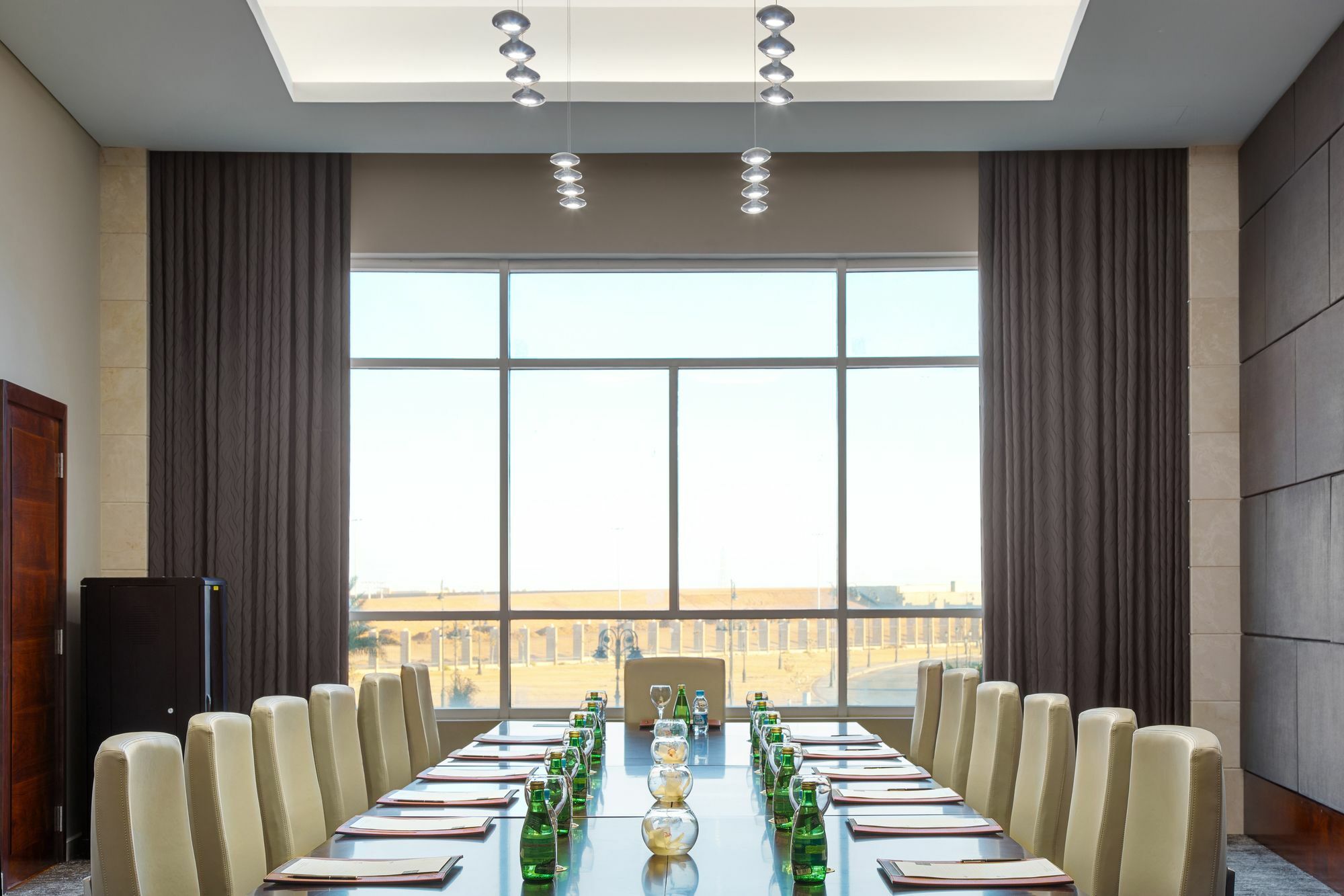 Millennium Hail Hotel Buitenkant foto Meeting room