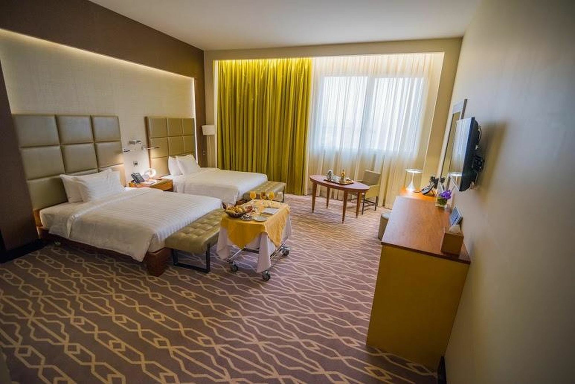 Millennium Hail Hotel Buitenkant foto A room at the hotel