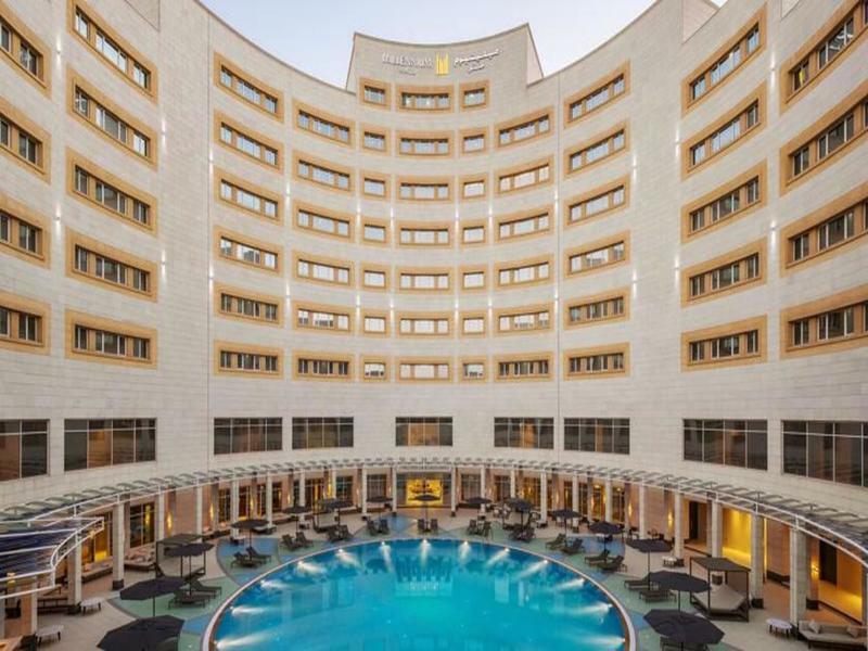 Millennium Hail Hotel Buitenkant foto The pool at the hotel