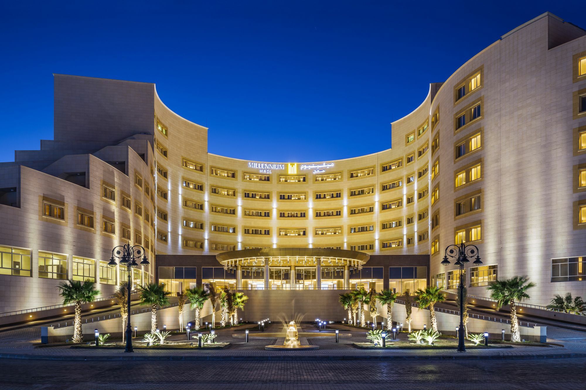 Millennium Hail Hotel Buitenkant foto The hotel at night