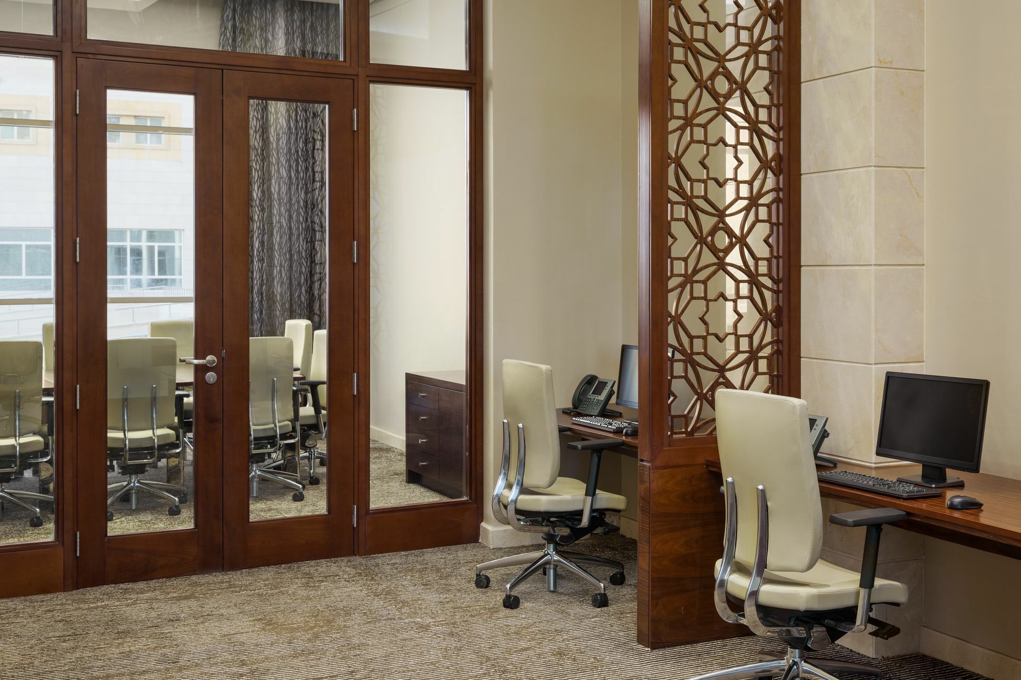 Millennium Hail Hotel Buitenkant foto Business Center